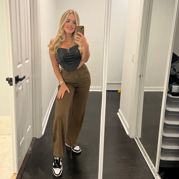 • MEET ME • - Picture 3 of 11